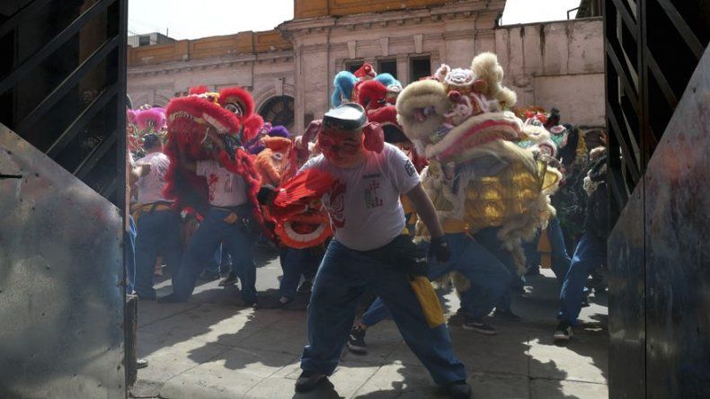Peruanos de origen chino celebran el año nuevo lunar
