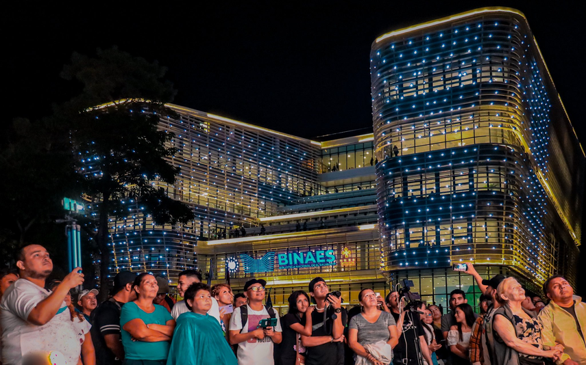 Público salvadoreño mientras se realizaba el espectáculo de drones. Público salvadoreño mientras se realizaba el espectáculo de drones.