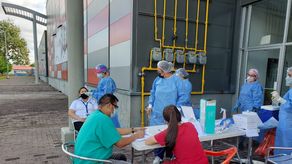 Las autoridades de salud efectúan pruebas de COVID-19 a nivel nacional.