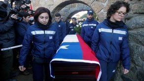 Familiares de Pablo Neruda entierran de nuevo sus restos en Isla Negra
