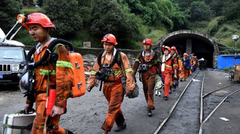 Mueren 21 mineros en China por explosión, un sobreviviente atrapado