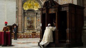 El papa Francisco se confiesa de rodillas en el Vaticano