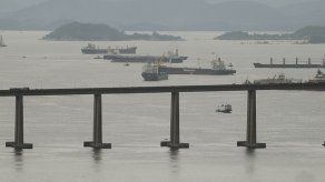 Mujer sobrevive tras caer al mar desde un puente de 35 metros en Brasil