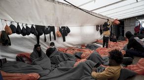 El ministro del Interior italiano, Matteo Piantedosi, dijo el viernes que el Humanity 1 sería autorizado a estar en aguas italianas solamente por el tiempo necesario para desembarcar a menores y personas con necesidades médicas urgentes.