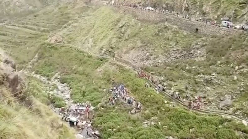 Autobús se desploma en barranco en India; 48 muertos