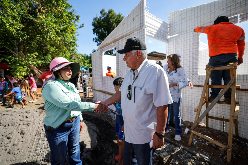 Mulino supervisa construcción de viviendas para damnificados por terremoto en Veraguas y Herrera