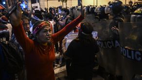 Los partidarios del expresidente Pedro Castillo se enfrentan a la policía antidisturbios durante una protesta cerca del Congreso en Lima.