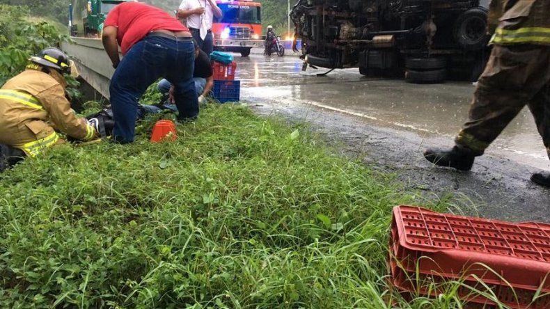 Camión de reparto se vuelca en vía Centenario deja al menos dos heridos