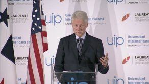 Clinton: Cooperación con inclusión social principal desafío de siglo XXI