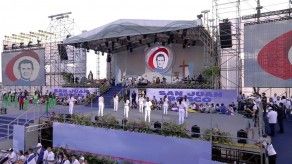 Jóvenes le presentan al papa Francisco los patronos de la JMJ Jóvenes le presentan al papa Francisco los patronos de la JMJ