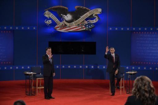 Romney y Obama se interrumpen mutuamente al discutir de política