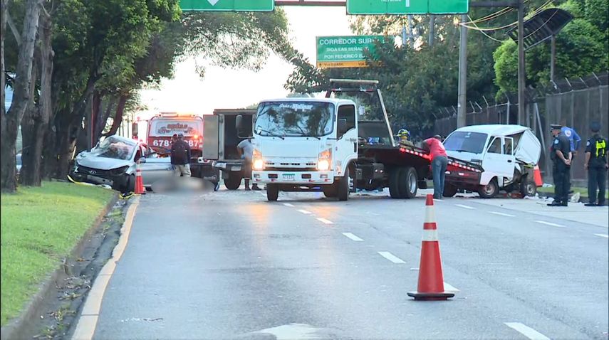 Las autoridades realizan el retiro de los vehículos y de la víctima fatal que resultó de este accidente.