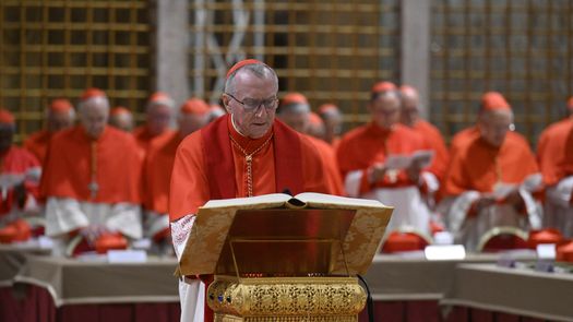 Cardenal Pietro Parolin durante el inicio del cónclave para elegir al nuevo papa.