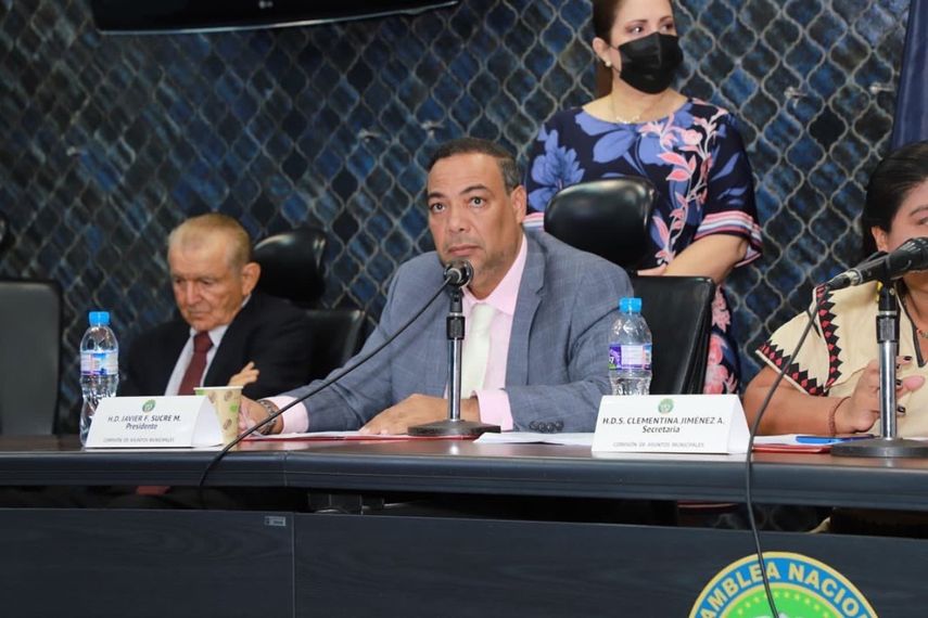 La iniciativa que revive el doble salario fue aprobada en primer debate en la Comisión de Asuntos Municipales.