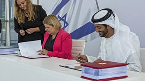 Los ministros de economía de Israel y los Emiratos Árabes Unidos, Orna Barbivai y Abdulla bin Touq al-Marri, durante una ceremonia de firma de un libre acuerdo comercial.