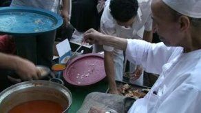 Buffet para ricos y comida gratis a pobres