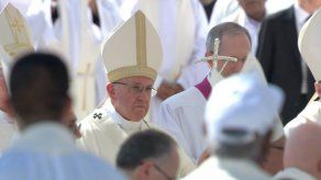 El papa oficia una histórica misa en la Península Arábiga El papa oficia una histórica misa en la Península Arábiga