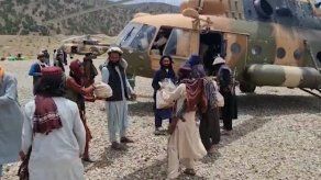 Supervivientes del sismo en Afganistán sufren sin comida ni albergues esperando ayuda