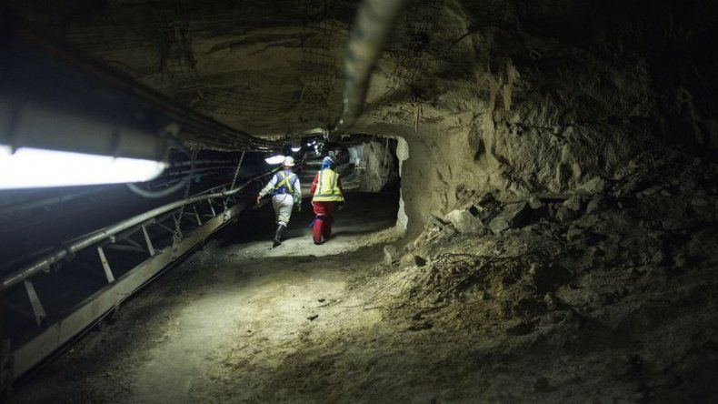 Buscan en Sudáfrica a tres mineros atrapados desde el viernes