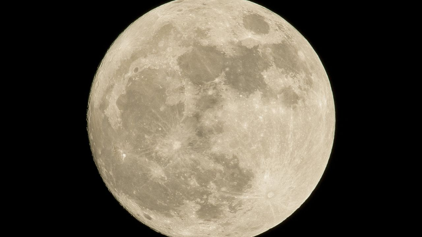 NASA revela imagen de cráter en la Luna causado por impacto de sonda rusa