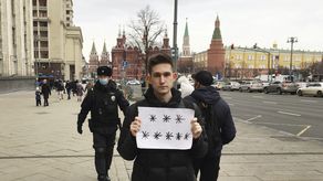 Un hombre fue detenido en Moscú tras pararse junto a un monumento de la II Guerra Mundial que dice “Kiev” por el heroísmo de la ciudad contra los nazis y sostener un ejemplar de “La guerra y la paz”, de Tolstoi.