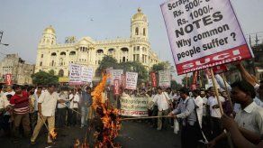 Centenares de personas se manifiestan contra retirada de billetes en India