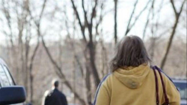 Madre contrata agente para vigilar escuela de su hija por miedo tiroteos