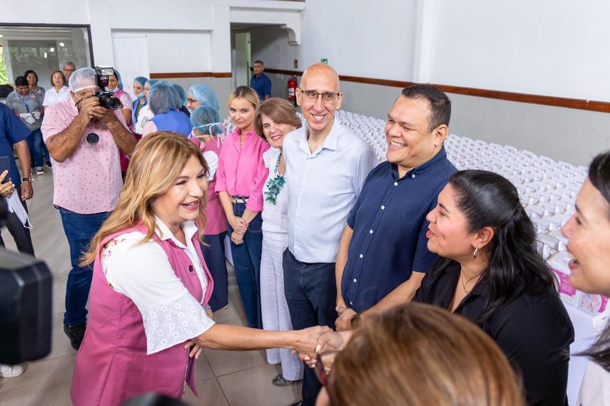 Este miércoles, voluntarios de Xtra, se unieron a la Primera Dama en el Parque Omar para empacar 900 cajas de sandwiches. Este miércoles, voluntarios de Xtra, se unieron a la Primera Dama en el Parque Omar para empacar 900 cajas de sandwiches. 