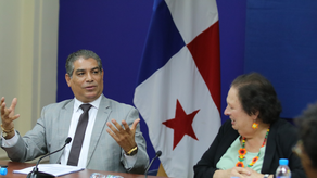 Ministro del (MINSA), Luis Sucre y Embajadora e Estados Unidos. Mari Carmen Aponte.