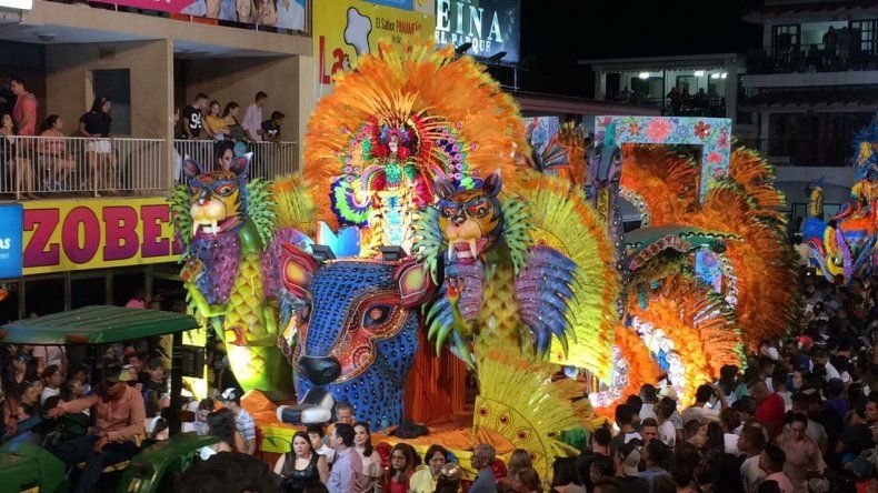 María del Carmen Simons en paseo nocturno del Sábado de Carnaval
