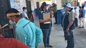 El TE indicó que en los centros de votación con más de tres mesas se habilitó personal con terminales de computadora para brindar información a los votantes que lo requerían.