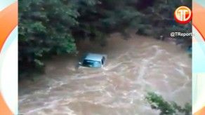 Auto queda atrapado en vado en comunidad de Arraiján