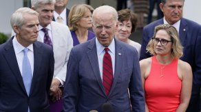 Senadores buscan acuerdo con Biden para plan infraestructura