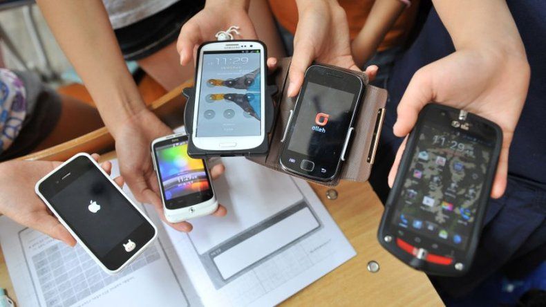 OEI aboga por regular el uso de celulares en los recreos de las escuelas