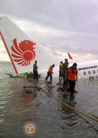 Avión cae al mar en Bali