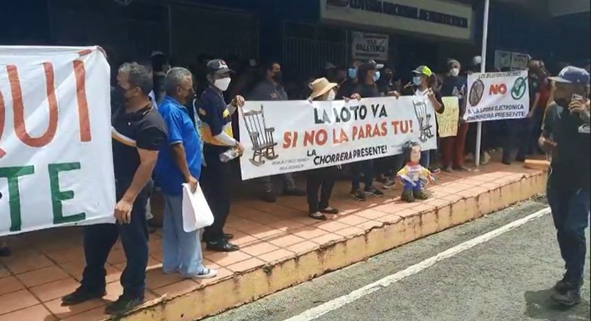 Hay billeteros de diferentes puntos del país.