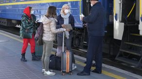 En Ucrania, las restricciones producto de la pandemia han florecido; algunos conductores de transporte público se niegan a vacunarse.