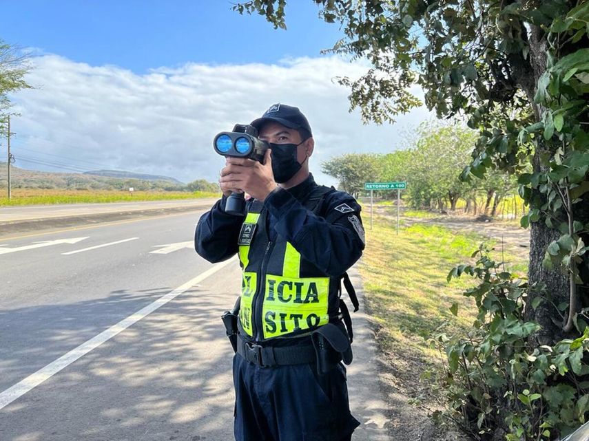 Agentes de la Policía Nacional también tienen competencia para hacer cumplir el Reglamento de Tránsito.
