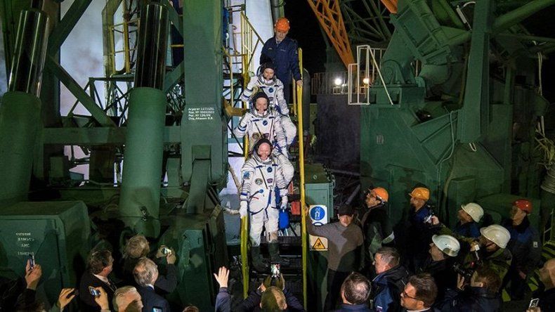Tres astronautas despegan hacia la ISS con un balón del Mundial de Rusia-2018