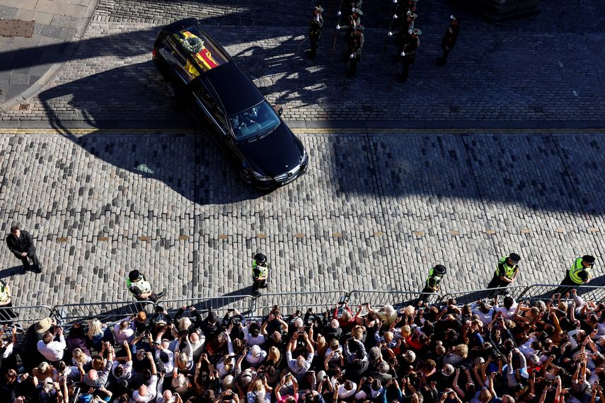 El féretro con los restos de la reina Isabel II es llevado al aeropuerto para su traslado a Londres.