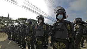 Soldados hacen guardia frente a la cárcel Guayas 1, en Guayaquil, Ecuador.