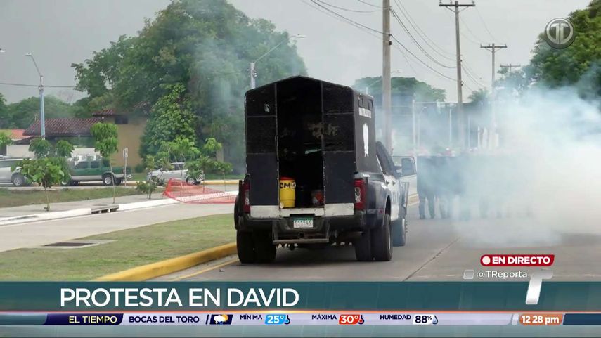 ¡AHORA! Enfrentamientos entre manifestantes y antimotines en David