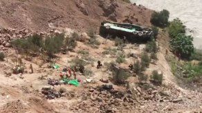 Sube a 35 el número de muertos por accidente de bus en Perú