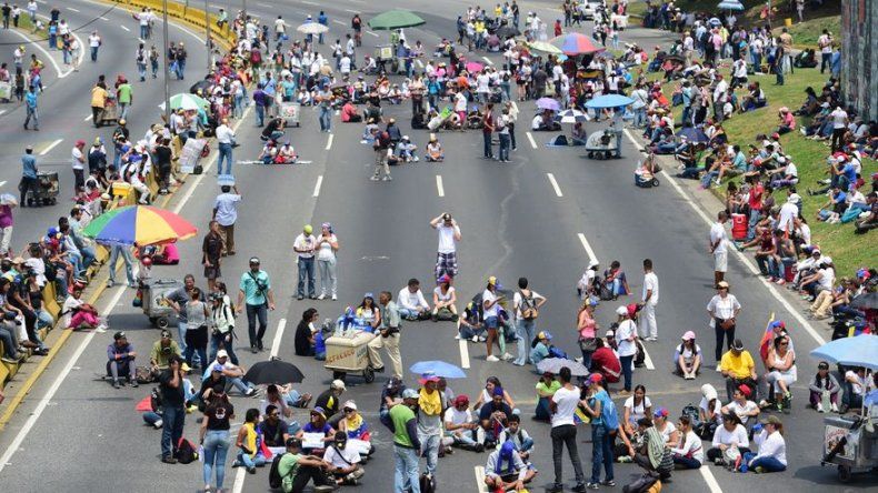Oposición venezolana realiza plantón en las calles