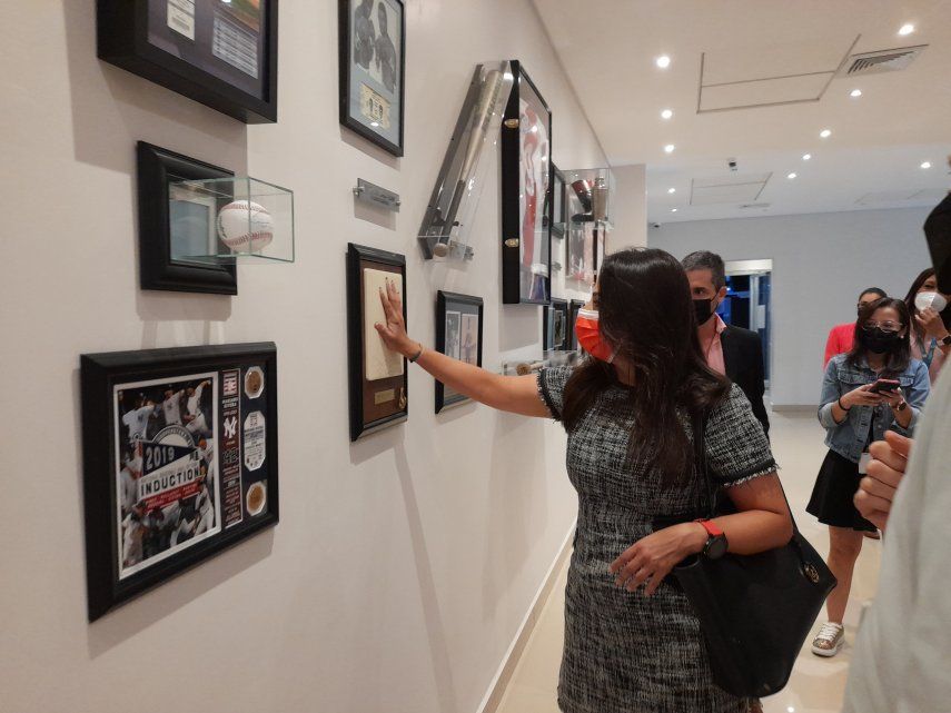 Ana Patricia Salazar, CEO de Digicel Panamá, en su visita al Salón de la Fama del Deporte Panameño.