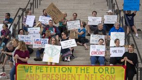 La marcha ocurre dos semanas después de que una investigación de Associated Press halló que el sistema de denuncias de abusos de la iglesia puede ser tergiversado para que las denuncias no lleguen a las fuerzas del orden.