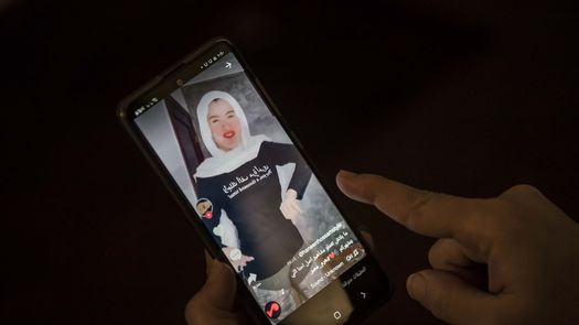 Una persona ve un video en TikTok de Haneen Hossam.