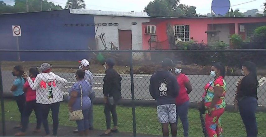 Decenas de personas se acercaron desde tempranas horas a sus centros de vacunación en La Chorrera para colocarse su primera dosis contra el COVID-19.