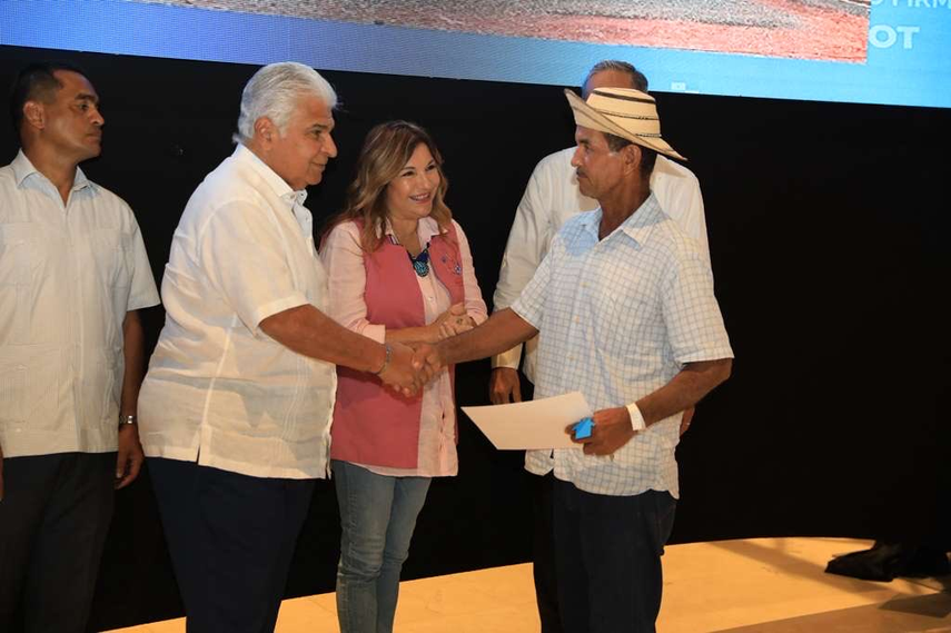 Presidente Mulino entrega 15 viviendas en Veraguas.