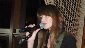 Carla Bruni regresa a los jeans y la música